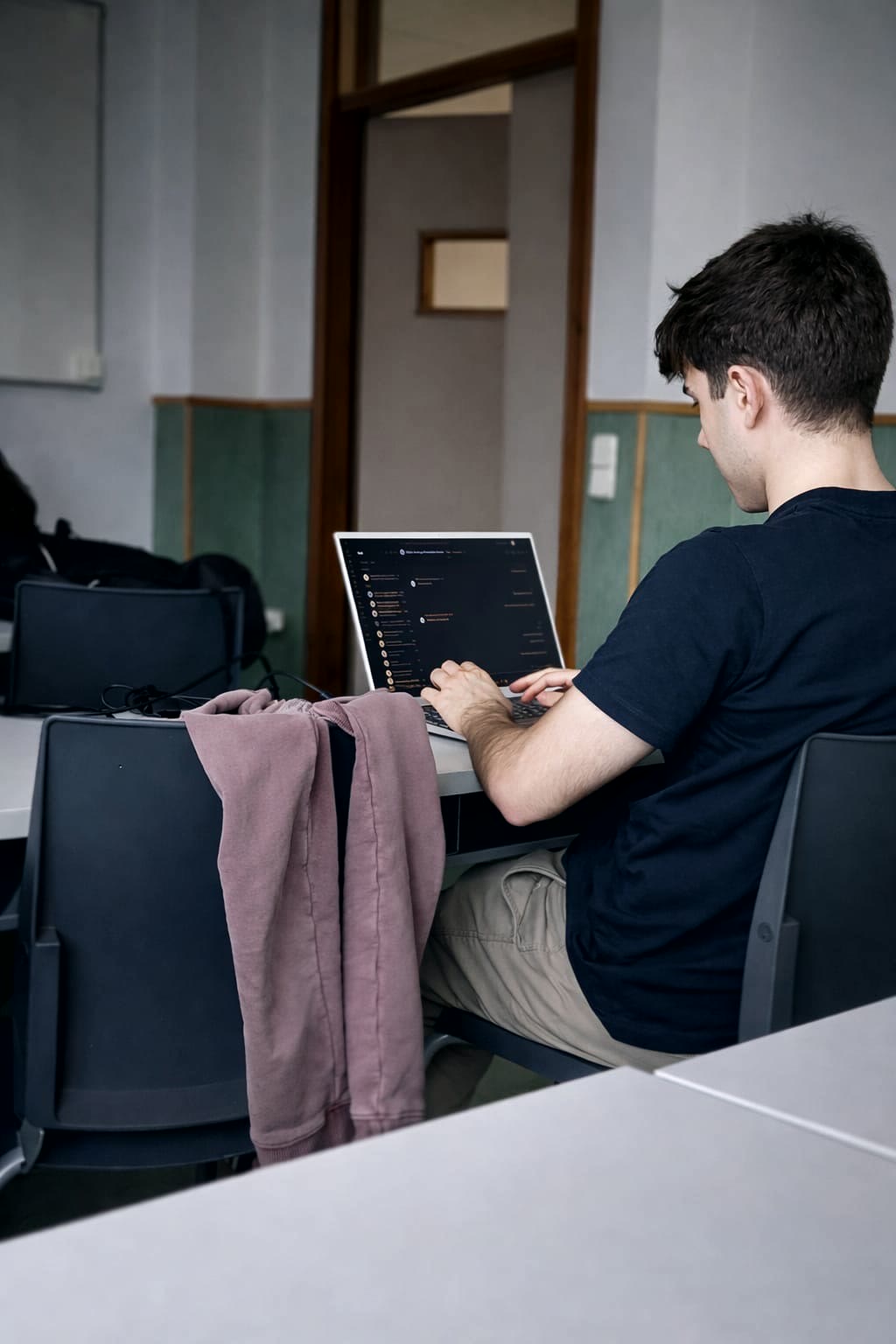 Estudiante trabajando con su portátil en la jornada de ICAI